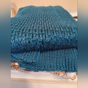 NWOT TEAL WEARABLE SCARF W SLEEVES